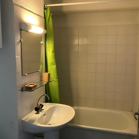 Apartment T2 A - Centre-ville, Proche Et Commerces, Avec Parking Et Balcon - Fr-1-319-12