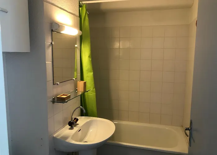 شقة T2 A - Centre-ville, Proche Et Commerces, Avec Parking Et Balcon - Fr-1-319-12