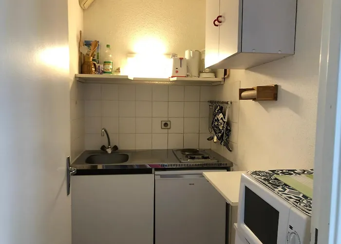 T2 A - Centre-ville, Proche Et Commerces, Avec Parking Et Balcon - Fr-1-319-12 شقة *